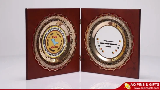 Supporto per trofei in metallo e legno inciso su misura con trofeo in oro in rilievo, premio souvenir, targa medaglia